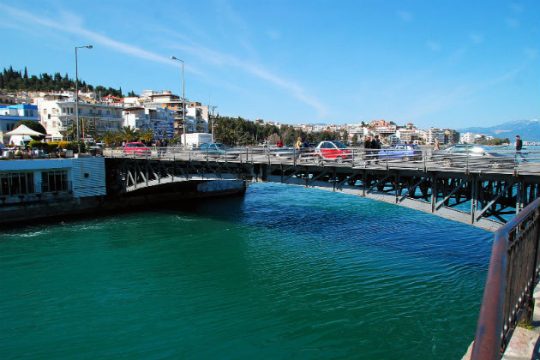 Φορτηγό πλοίο προσέκρουσε στη γέφυρα του Πορθμού Ευρίπου
