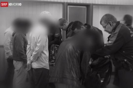 Τα τιμαλφή και τα μετρητά σας, παρακαλώ…