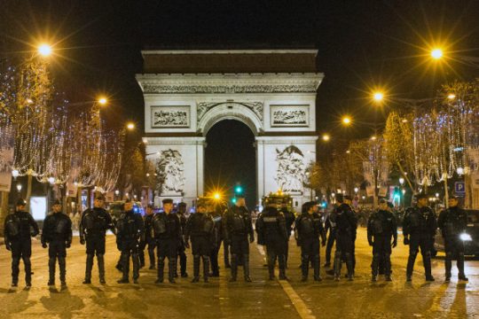 Υποδοχή στο 2016 με πυροτεχνήματα και… αστυνομία [εικόνες]