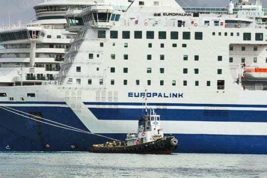 Ένωση Ρυμουλκών: Όχι εξαίρεση μεγάλων πλοίων από την υποχρέωση ρυμούλκησης