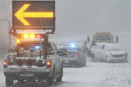 «Snowzilla»: Σαρώνει στο πέρασμά της η χιονοθύελλα