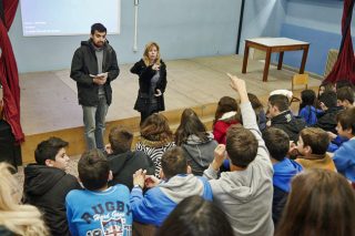 Οταν τα παιδιά κάνουν σημαία την αλληλεγγύη