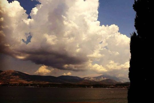 «Ούτε λέγει ούτε κρύπτει, αλλά σημαίνει»