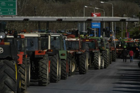 Ζεσταίνουν τις μηχανές τους οι αγρότες της Λάρισας