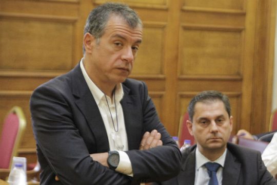 Έμμεση προτροπή παραίτησης από Θεοχάρη σε Θεοδωράκη