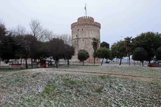 Σε κλοιό χιονιά η χώρα