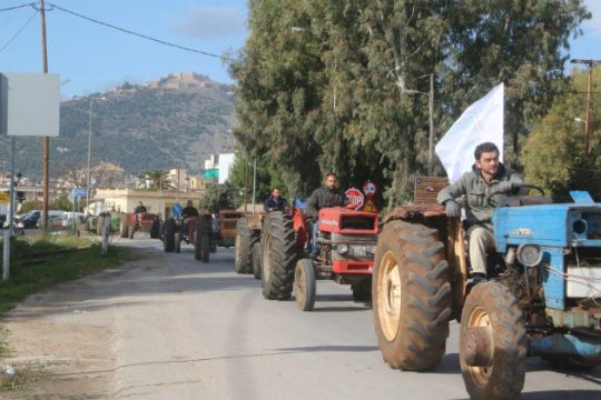 Τα τρακτέρ κατεβαίνουν στις εθνικές οδούς
