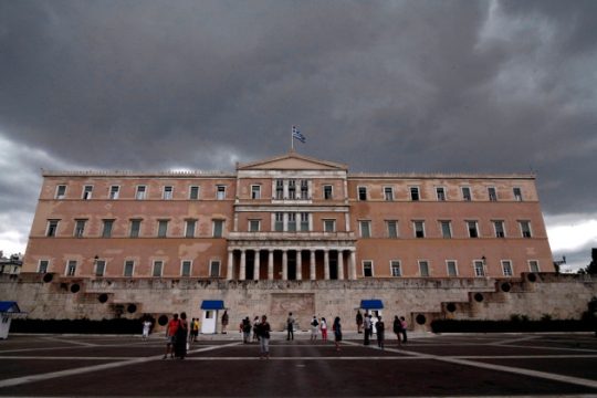 Άρχισαν οι απολύσεις στη Βουλή ελέω πλαστών πτυχίων