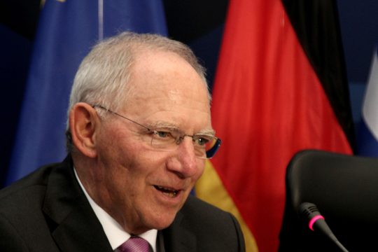 Φόρο στη βενζίνη χάρη προσφυγικού προτείνει ο Σόιμπλε