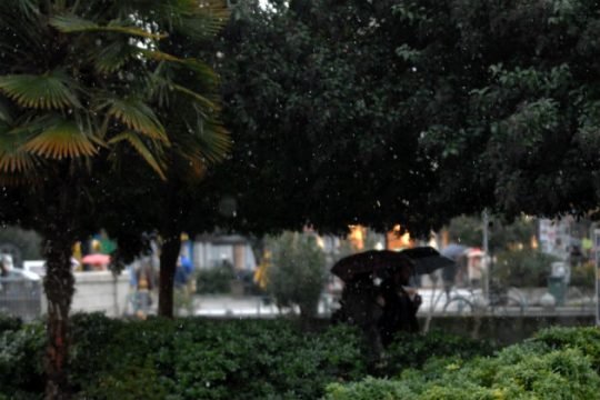 Βροχερό Σαββατοκύριακο, χιόνια και στην Αθήνα από Δευτέρα
