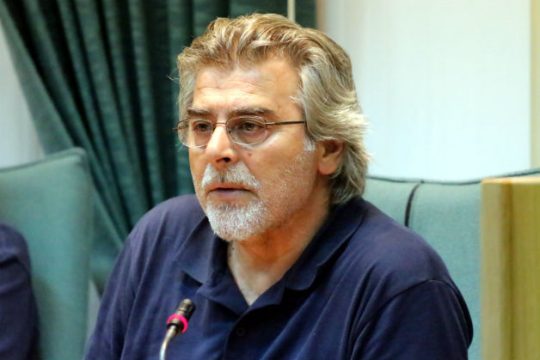 «Η κυβέρνηση “καταπίνει” προσβολές και την πολιτική μνημονίων»