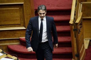 Καραδοκεί για το προσφυγικό