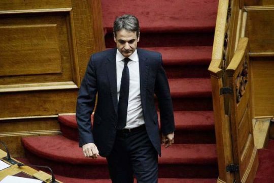 Καραδοκεί για το προσφυγικό