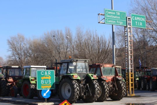 Άλλοι στα μπλόκα, άλλοι στην Αθήνα