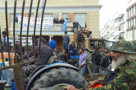 Ανεβαίνουν για να καταλάβουν το υπουργείο