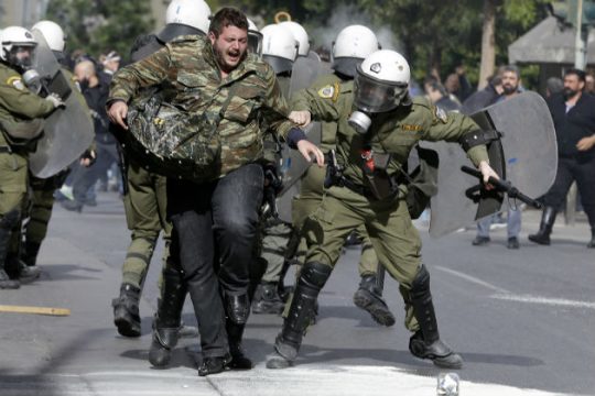 Συντρίβοντας τη νομιμότητα
