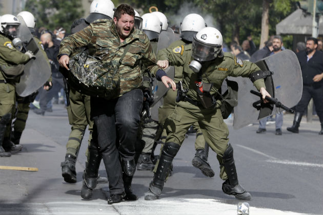 Συντρίβοντας τη νομιμότητα