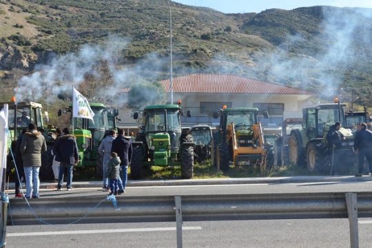 Ανοίγουν τα Τέμπη, αποχωρούν οι αγρότες
