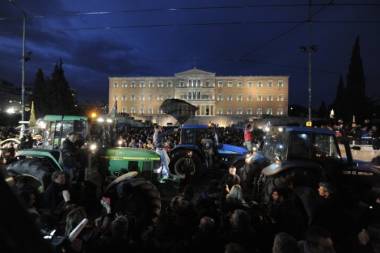«Οργώνοντας» στο Σύνταγμα