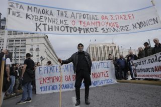 Οι άνθρωποι πίσω απ’ τα μπλόκα