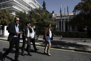 Οι πρώτοι «πρόθυμοι» στο Μαξίμου