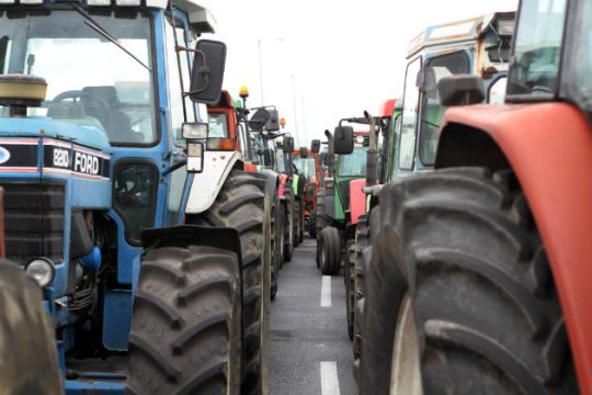 Τι εξετάζει η κυβέρνηση να δώσει στους αγρότες