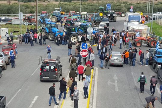 Ο Δημογιάνης στο Μαξίμου, οι αγρότες στα μπλόκα