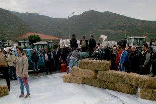 Δύο μέτωπα, αλλά τρεις «γραμμές» στα μπλόκα