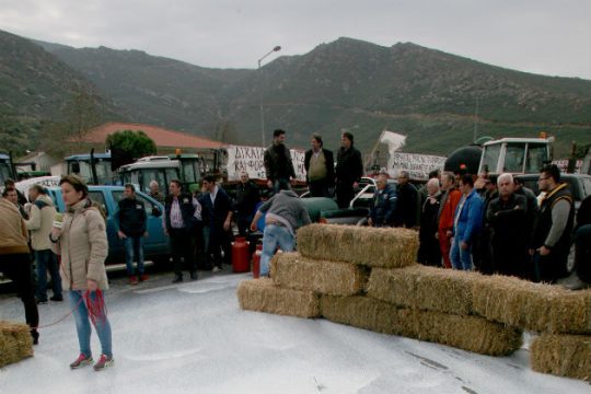 Δύο μέτωπα, αλλά τρεις «γραμμές» στα μπλόκα