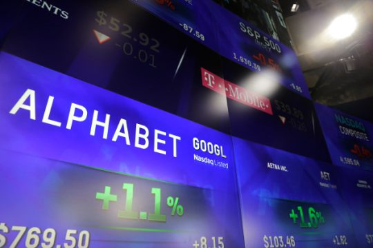 «Έπεσε» από την κορυφή η Apple
