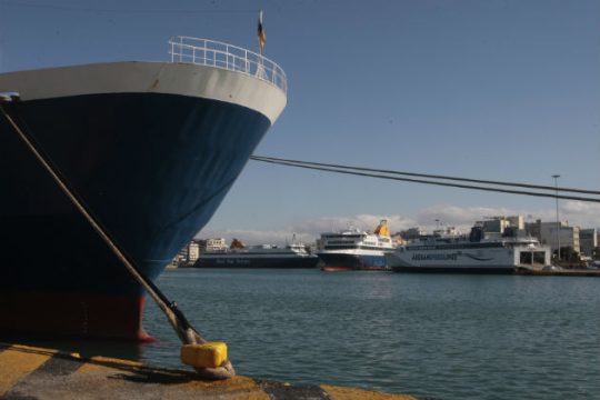 Κυβερνήτης πλοίου έπεσε στο αμπάρι