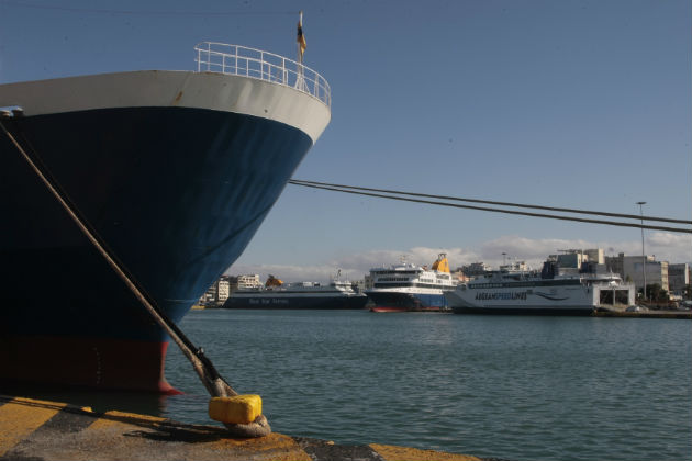 Κυβερνήτης πλοίου έπεσε στο αμπάρι