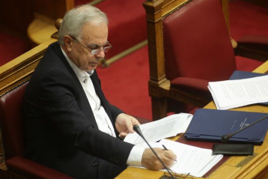 Κάλεσμα σε διακομματικό διάλογο στους αγρότες έκανε η κυβέρνηση
