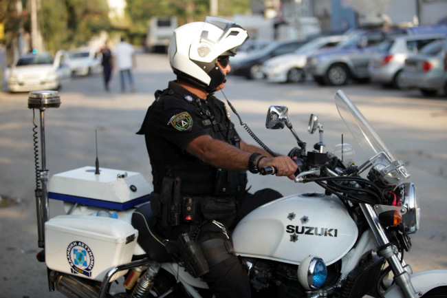 Τραυματισμός αστυνομικών από πτώση μηχανής