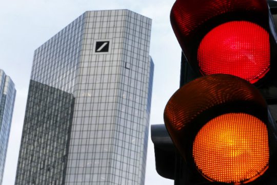 Τρίζουν τα θεμέλια της Deutsche Bank