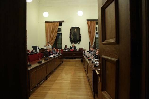 «Απόσταση ασφαλείας» από τη διαπλοκή