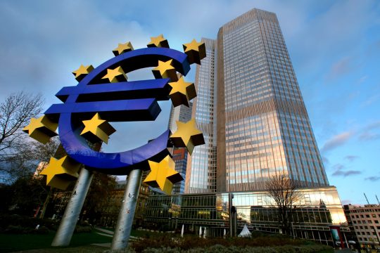 Έλλειμμα εκτός ορίου για 4 «βλέπει» η Επιτροπή