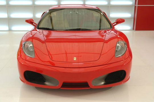 Παραδόθηκε ο ψευτογιατρός με τη Ferrari