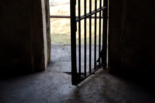 Απέδρασε με τη δεσμοφύλακά του