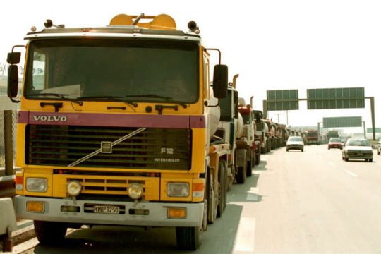 Σε απεργία διαρκείας προχωρούν οι οδηγοί φορτηγών