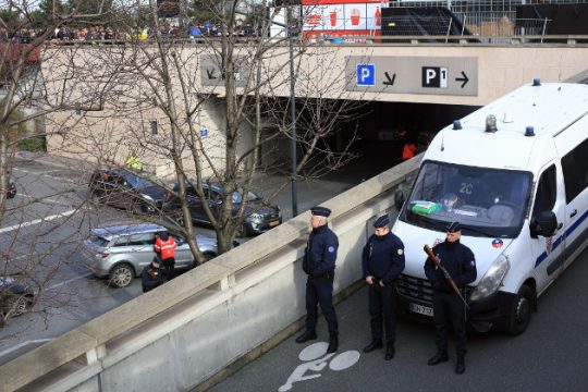 Έξι μαθητές νεκροί από σύγκρουση σχολικού με φορτηγό