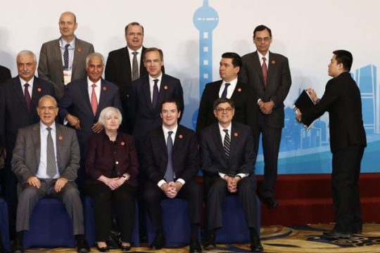 Συνδέουν την αξιολόγηση με την προσφυγική κρίση
