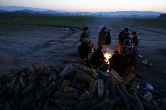 Οι παγωμένες νύχτες των προσφύγων στα σύνορα