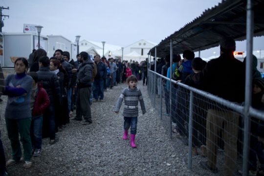 Άνοιξε ξανά η Ειδομένη – με το σταγονόμετρο η διέλευση
