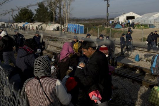 Χιλιάδες πρόσφυγες κατευθύνονται προς κλειστά σύνορα