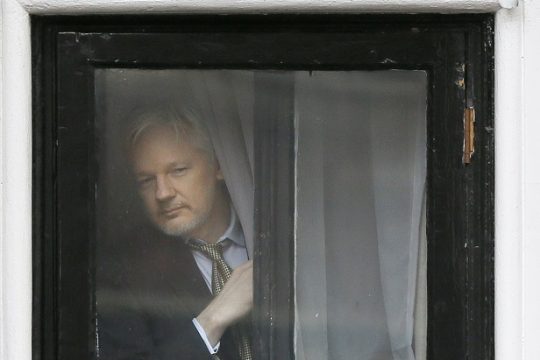 Άρση του εντάλματος ζητούν οι συνήγοροι του Ασάνζ