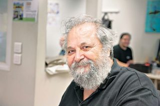 Με χιούμορ, κρίση και συνέπεια