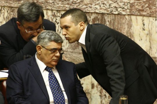 Αίσχη Χρυσαυγιτών στη Βουλή και αποβολή τους από την αίθουσα