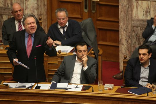 Εν μέσω έντονων διαξιφισμών «πέρασε» η τροπολογία για τις άδειες