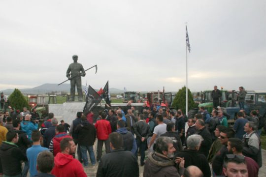 «Αυλαία» με υποσχέσεις από τα μπλόκα